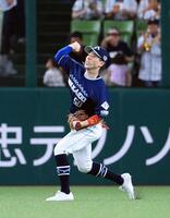 　５回、渡部聖の打球を三塁に悪送球する五十幡