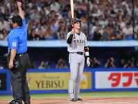 　９回、空振り三振に倒れた坂本（撮影・開出牧）