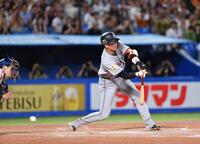 　９回、ワンバウンドした球を空振りし三振に倒れた坂本（撮影・開出牧）