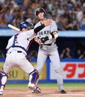 　９回、空振り三振に倒れた坂本。捕手・古賀（撮影・開出牧）