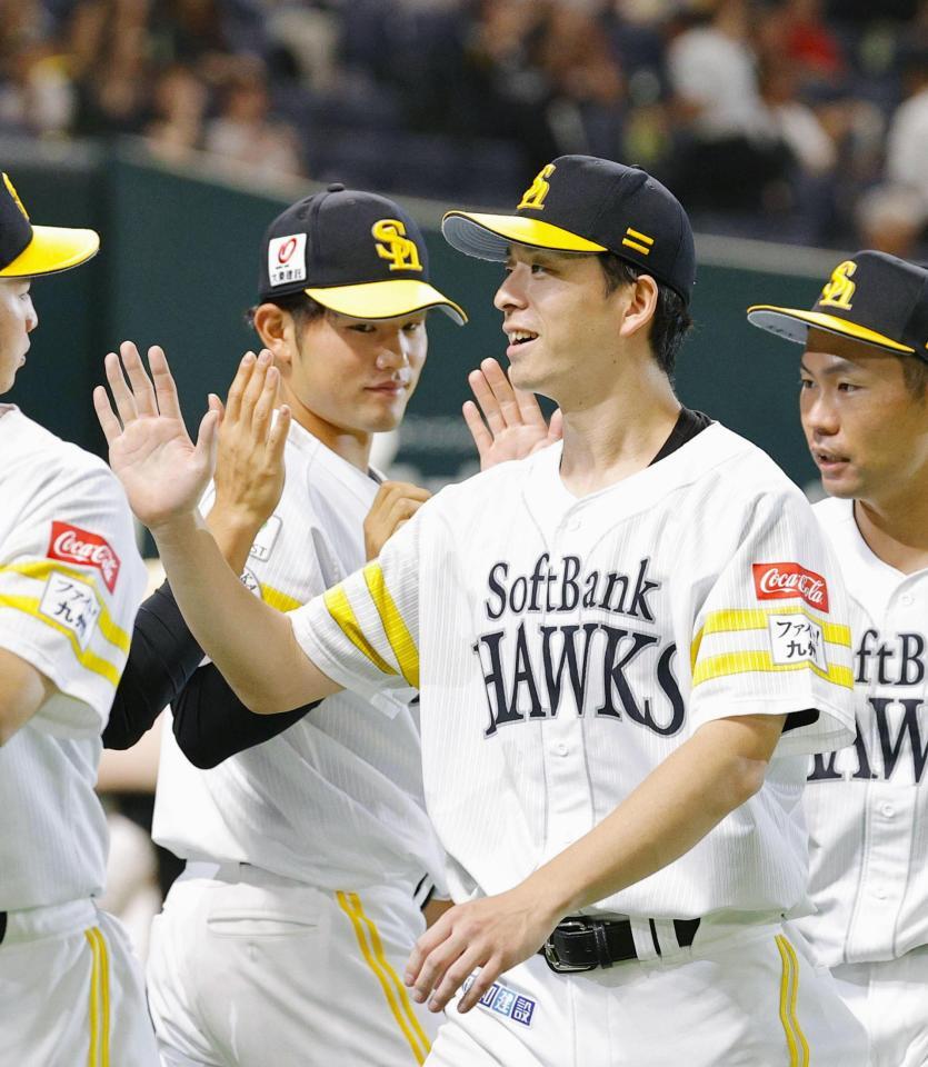 　７勝目を挙げ、ナインとタッチを交わす大関