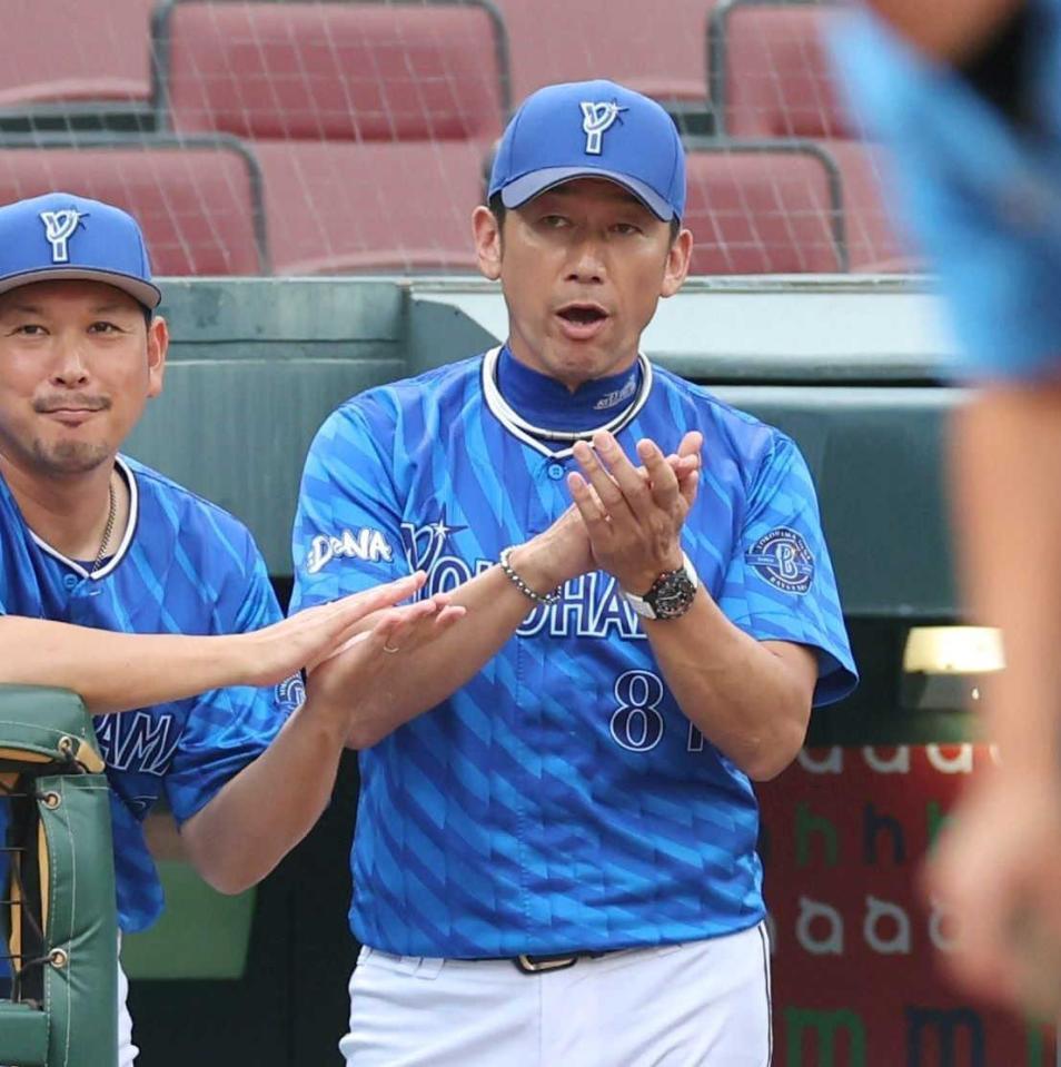 　１回、佐野の中前タイムリーで先制し、手を叩く三浦監督（撮影・市尻達拡）