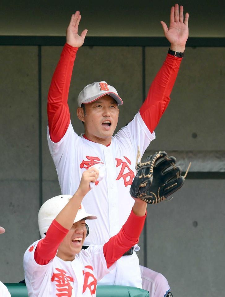　２回、追加点に喜ぶ雪谷・伊達監督（撮影・伊藤笙子）