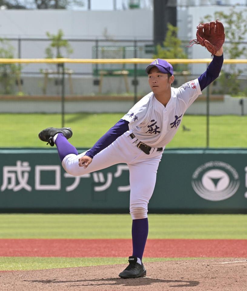 　好投する麻布高・曽我紀朝（撮影・持木克友）