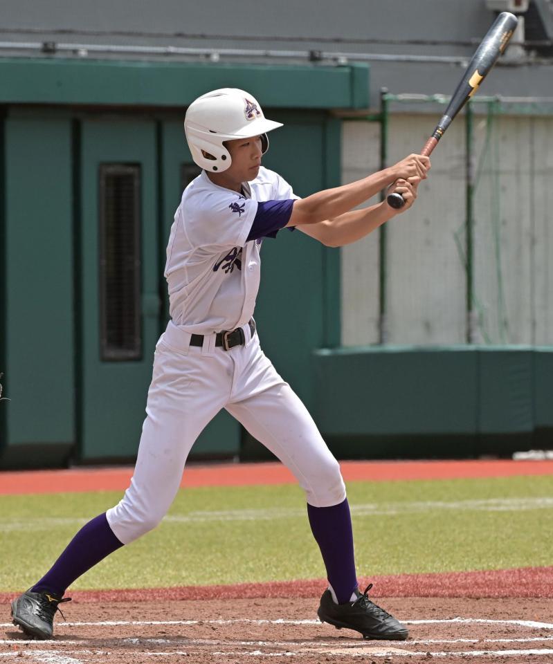　１回、遊適時内野安打を放つ麻布高・仁木秀治（撮影・持木克友）