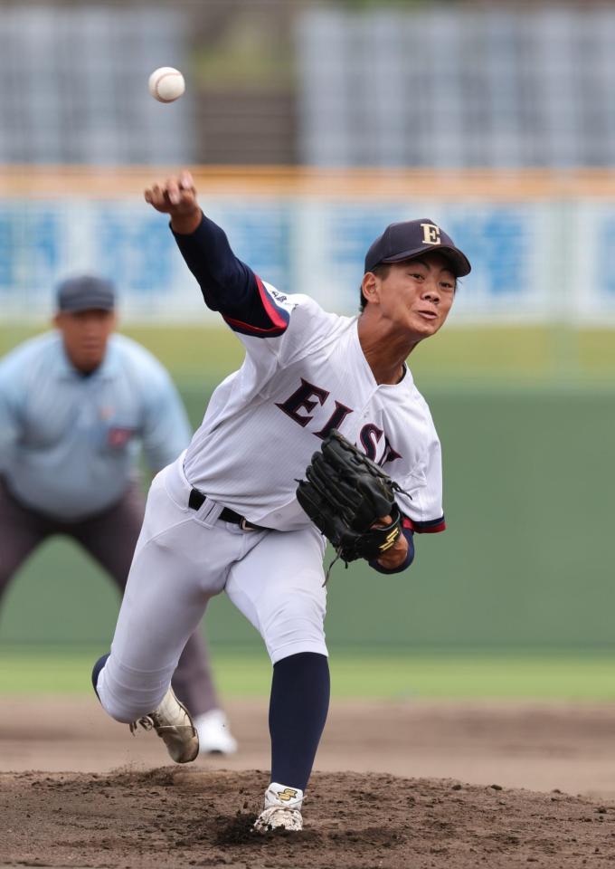 広島商戦に先発し力投する、プロ注目の英数学館エース・藤本勇太（撮影・市尻達拡）