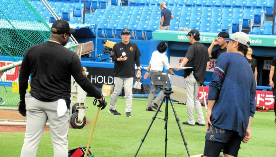 　試合前に談笑する北村拓（右）とウィーラー巡回打撃コーチ