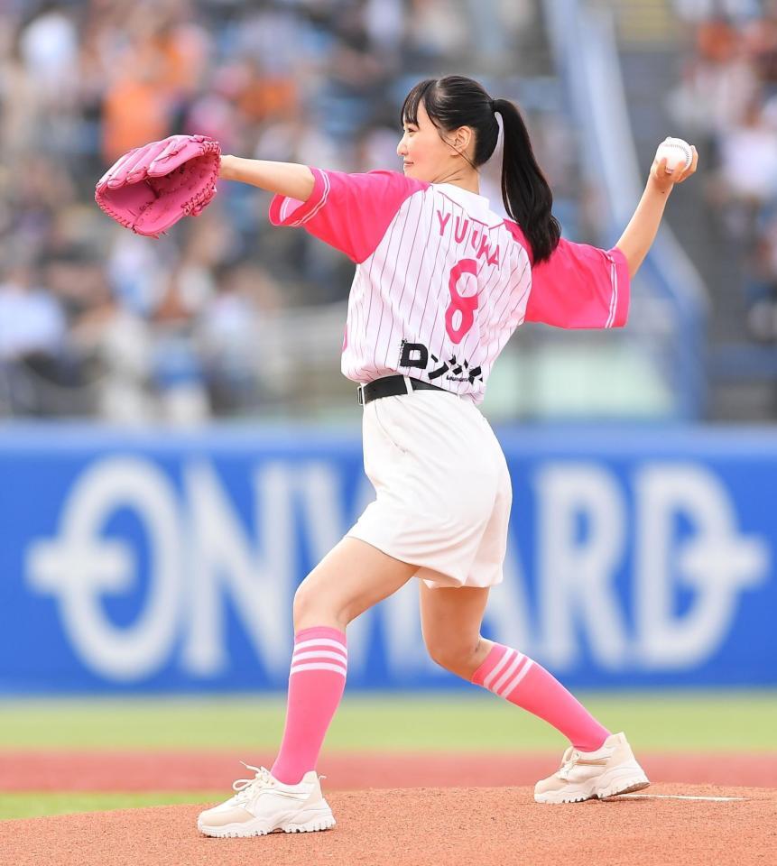 　始球式を務める女優の菅井友香（撮影・開出牧）