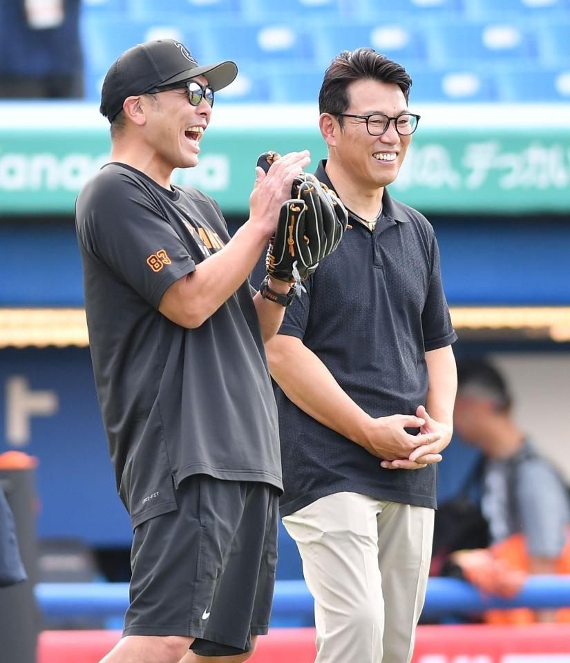 　視察に訪れた侍ジャパン・井端監督（右）は阿部監督と談笑する（撮影・開出牧）