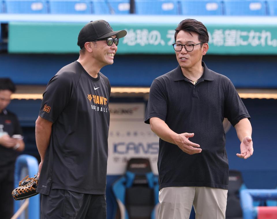 　阿部監督（左）と言葉を交わす野球日本代表の井端監督