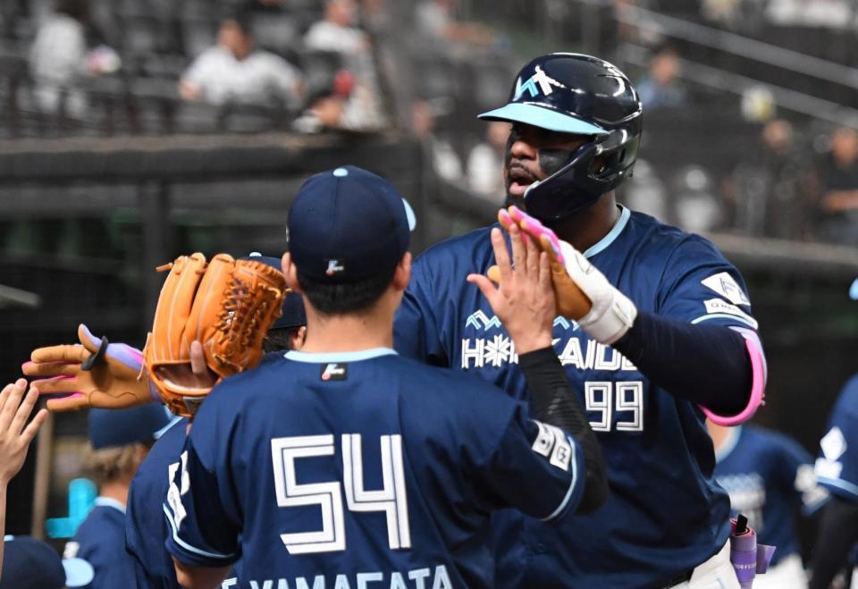 　１回、レイエスは先制３ランを放ち、ナインに迎えられる（撮影・佐藤厚）