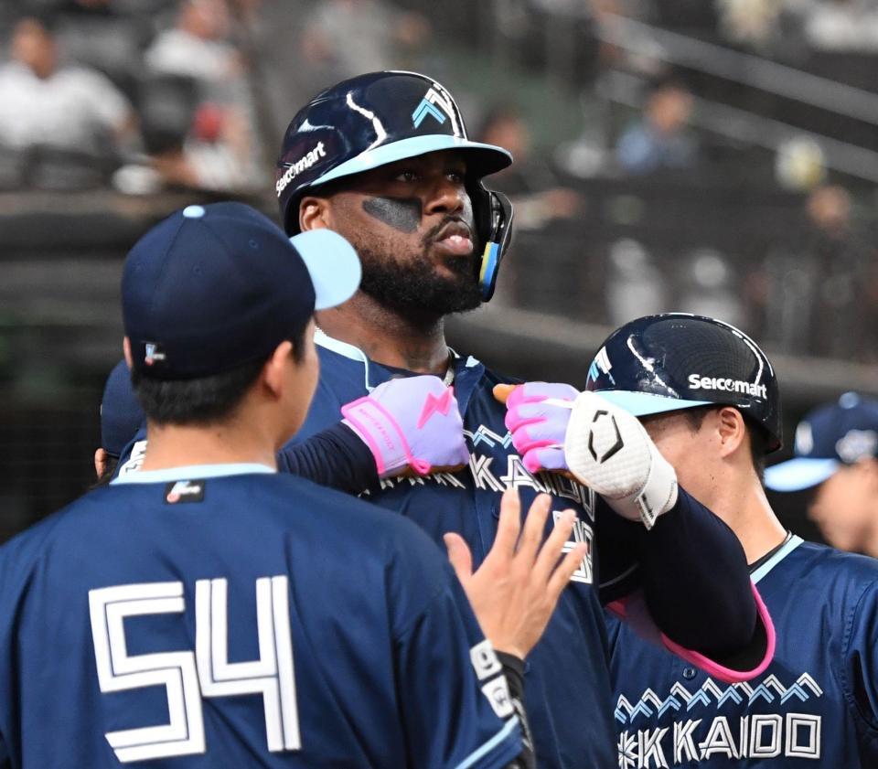 　１回、レイエスは先制３ランを放ち、ナインに迎えられる（撮影・佐藤厚）
