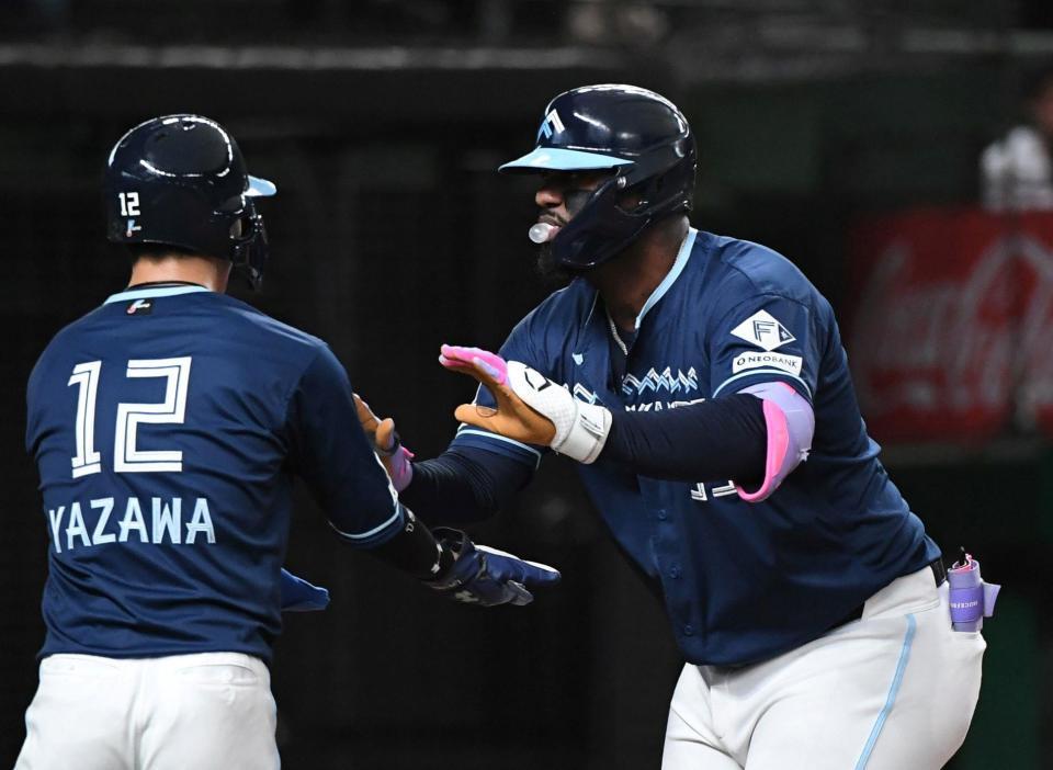 　１回、レイエスは１９号先制３ランを放ち、矢沢（左）に迎えられる（撮影・佐藤厚）