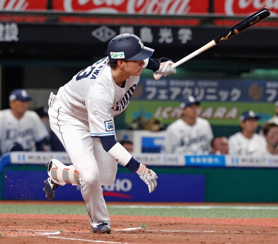 　２回、長谷川が左中間に適時二塁打を放つ