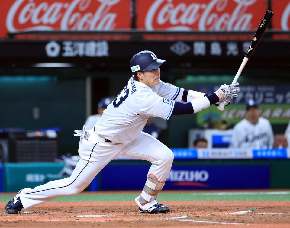 　２回、長谷川が左中間に適時二塁打を放つ