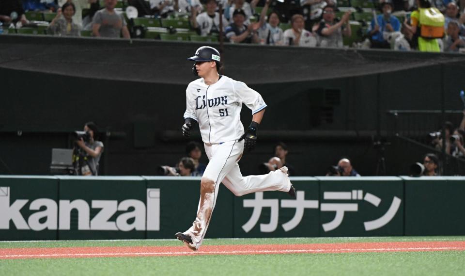 　５回、渡辺聖が中前適時安打。五十幡の三塁送球がカメラマン席に飛び込みボールデッドとなる。二走・西川（中央）に続き一走・外崎も生還、４対３と逆転（撮影・佐藤厚）