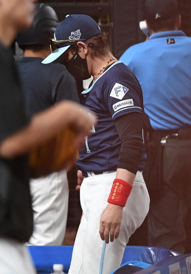 　８回表終了後、選手交代を告げベンチに戻る新庄監督（撮影・佐藤厚）