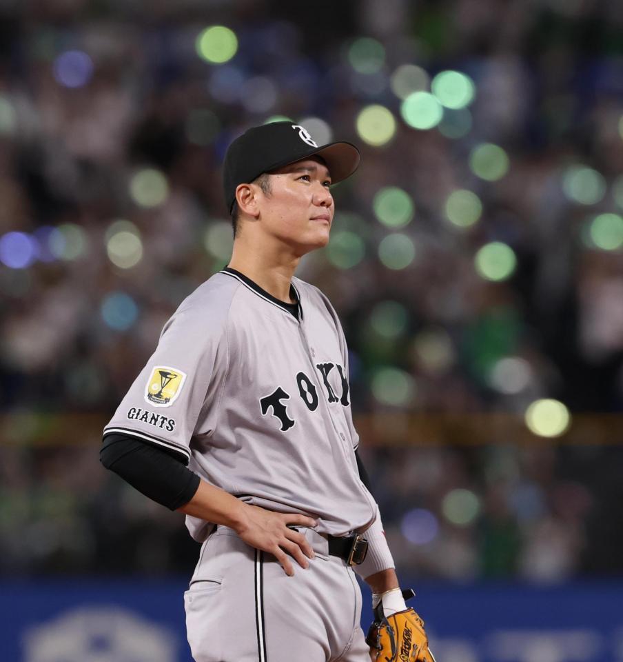 　８回、宮本の打球をファンブル、勝ち越しを許し厳しい表情の三塁手坂本