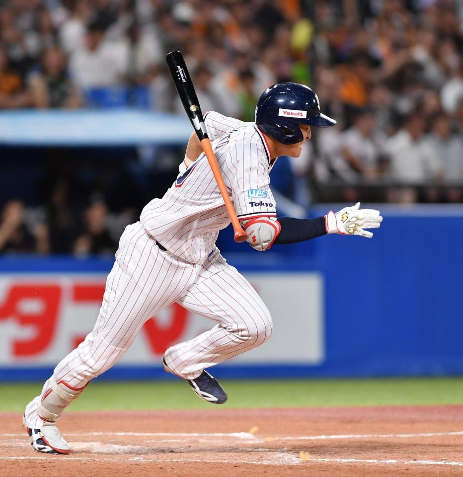 　８回、サードへ勝ち越しのタイムリー内野安打を放つ代打・宮本（撮影・開出牧）