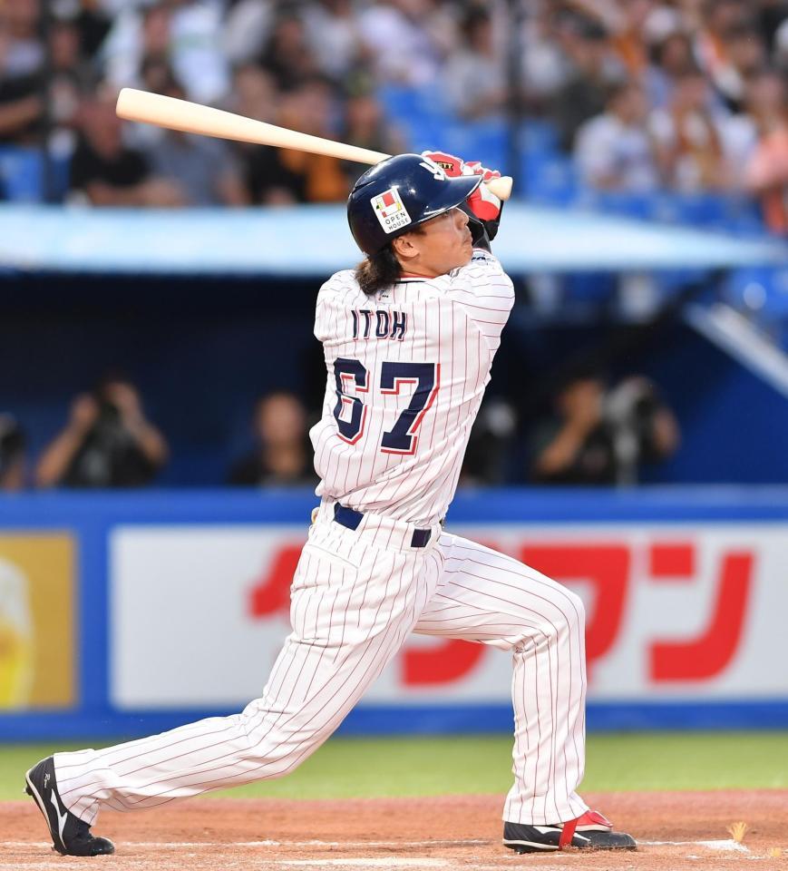 　２回、同点の右越え適時三塁打を放つ伊藤（撮影・開出牧）