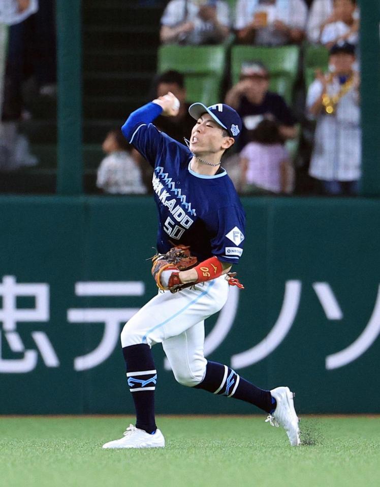 　５回、渡部聖の打球を三塁に悪送球する五十幡