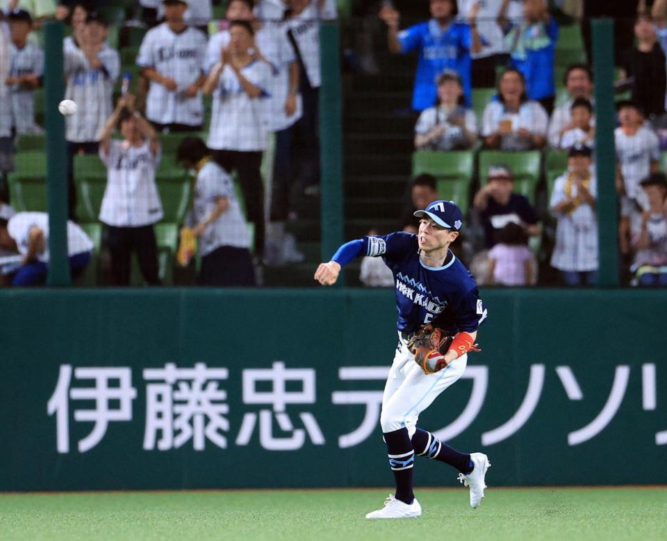 　５回、渡部聖の打球を三塁に悪送球する五十幡