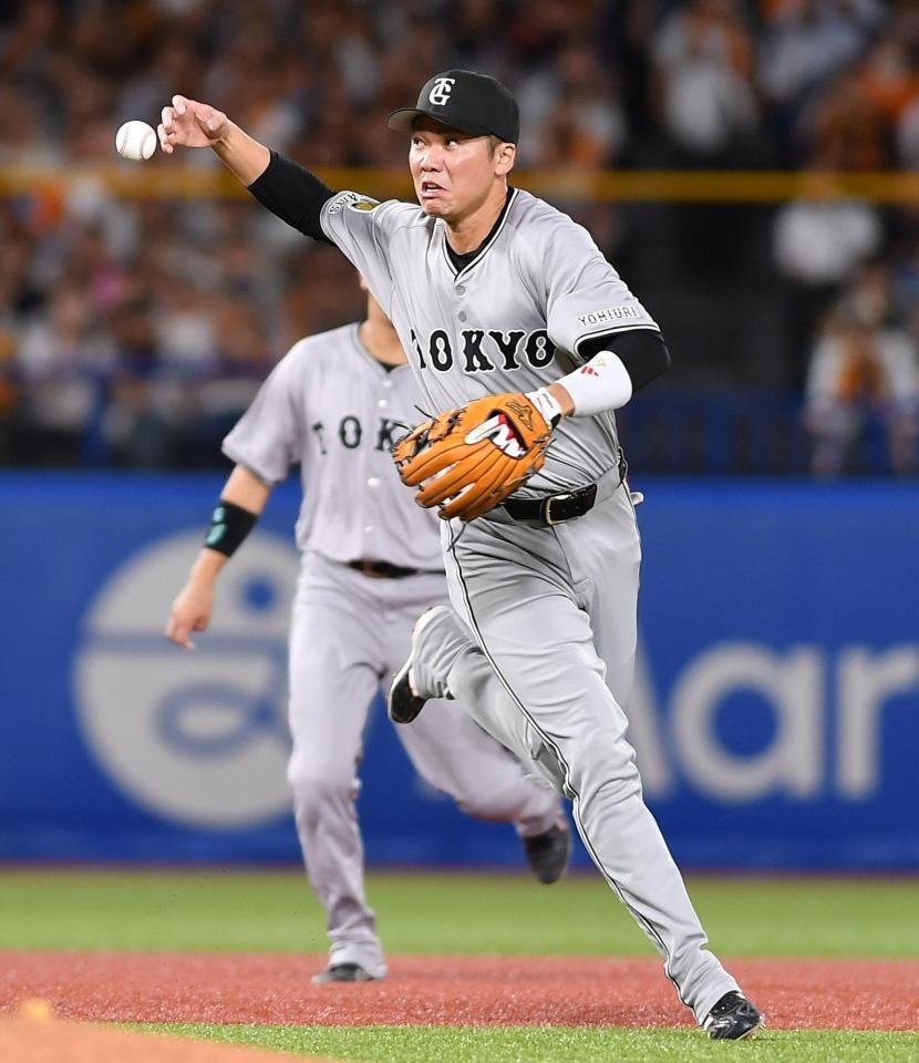 　８回、代打・宮本のサードへの打球をファンブルする坂本だったが、記録は勝ち越しの内野安打となった（撮影・開出牧）