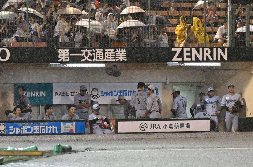 　雨天コールドで引き分けとなりぼうぜんとするロッテベンチ