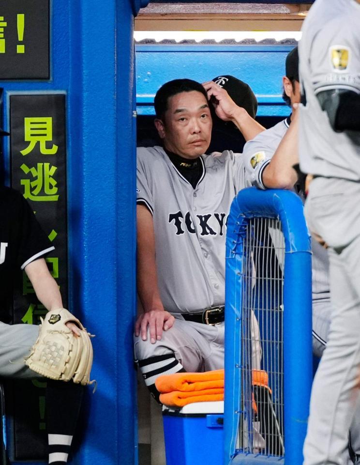 　３回、泉口が送りバントを失敗し、ベンチでさえない表情の阿部監督