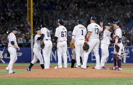 　巨人に勝利しタッチを交わすヤクルトナイン