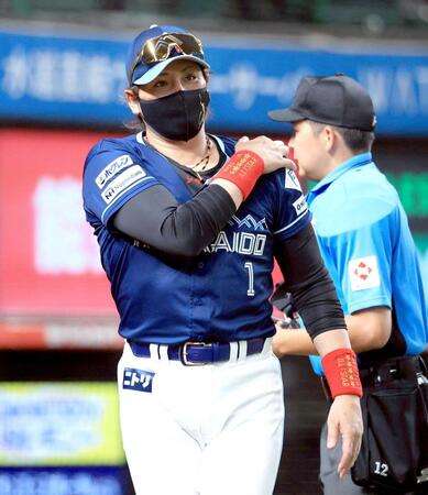 　７回表終了後、選手交代を告げる新庄監督