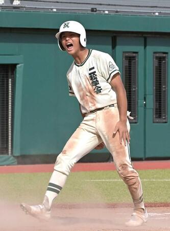 　８回、歓喜の表情で生還する二松学舎大付・納崎（撮影・持木克友）