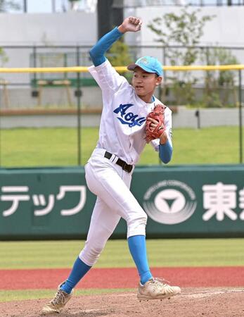 　９回から登板し１イニングをピシャリと抑えた青山学院・二岡（撮影・持木克友）