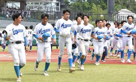 　麻布高に敗れた二岡（左から３人目）ら青山学院ナイン（撮影・持木克友）