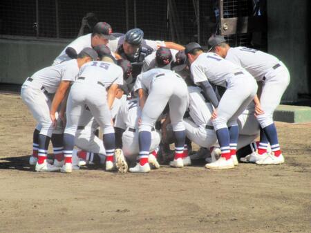 　試合前に円陣を組む横浜ナイン