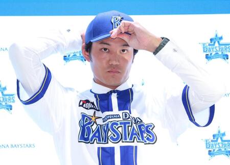 　入団を発表する藤浪（撮影・金田祐二）