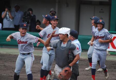 　サヨナラ勝ちで笑みを浮かべる京都国際・西村（左から２番目）