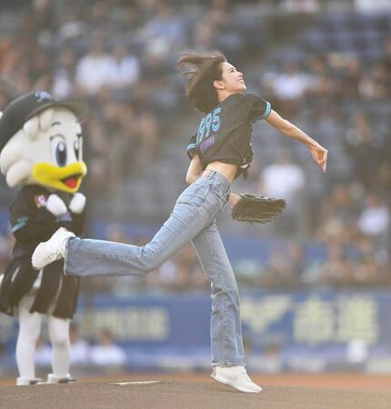 　始球式を務める佐藤晴美（撮影・開出牧）