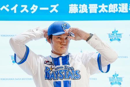 　ＤｅＮＡに入団し、帽子をかぶる藤浪晋太郎投手＝１８日、横浜市の球団事務所