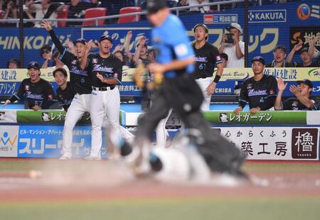 　４回、高部の中前２点適時打で二走・寺地が逆転のホームにヘッドスライディングで滑り込み、大喜びのロッテナイン（撮影・開出牧）