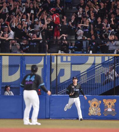 　６回、若月の右飛を好捕し、アウトカウントを間違えてライトスタンドのファンにボールを投げた藤原（後方）＝撮影・開出牧