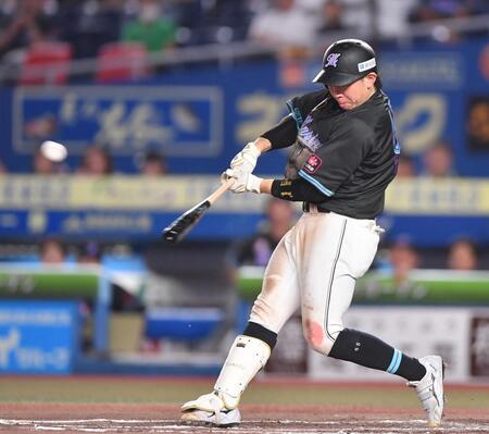 　６回、中前打を放つ寺地（撮影・開出牧）