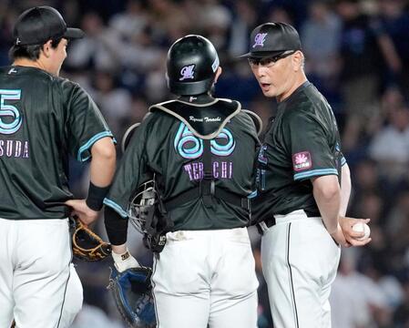 　１０回、投手交代を告げ、マウンドで捕手・寺地（中央）らと話す吉井監督（右）