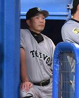 　ベンチでぶぜんとした表情の阿部監督（撮影・開出牧）