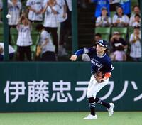 　５回、渡部聖の打球をさばき、三塁へ悪送球する五十幡