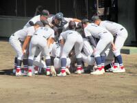 　試合前に円陣を組む横浜ナイン