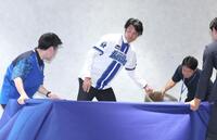 　フォトセッションの準備を手伝う藤浪（撮影・金田祐二）