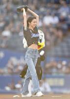 　始球式を務める佐藤晴美（撮影・開出牧）