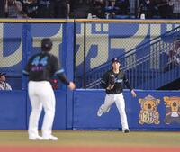 　６回、若月の右飛を好捕し、アウトカウントを間違えてライトスタンドのファンにボールを投げた藤原（後方）＝撮影・開出牧