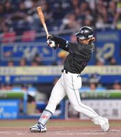 　４回、中前打を放つ藤原（撮影・開出牧）